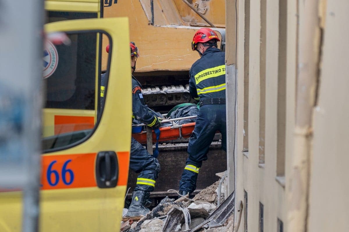 Seis mortos encontrados em prédio desabado em Atenas