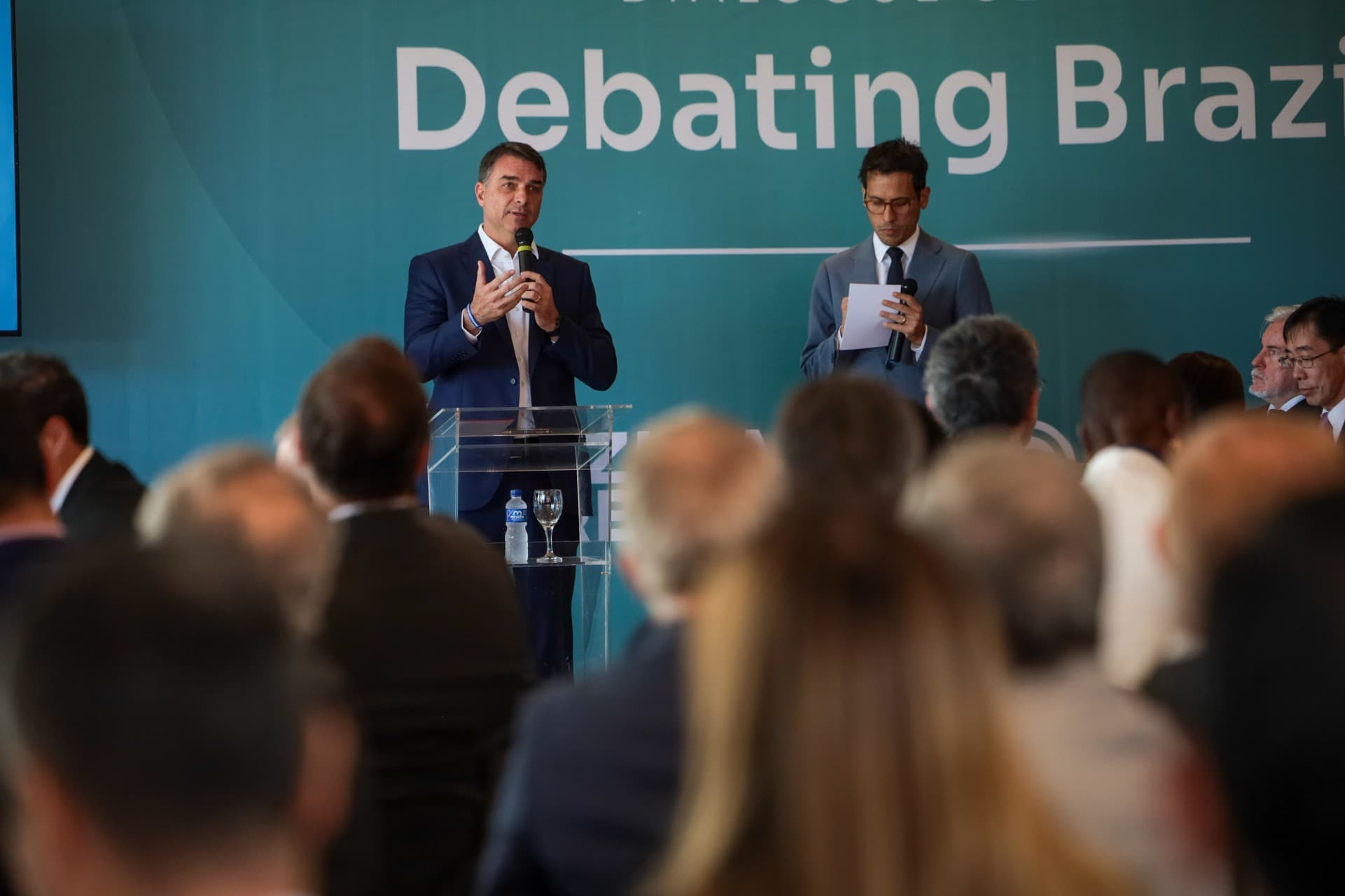 Flávio Bolsonaro critica urnas eleitorais em evento internacional