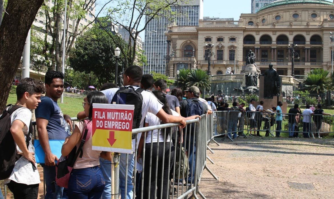 Taxa de desocupação no Brasil cai para 5,4% no segundo trimestre