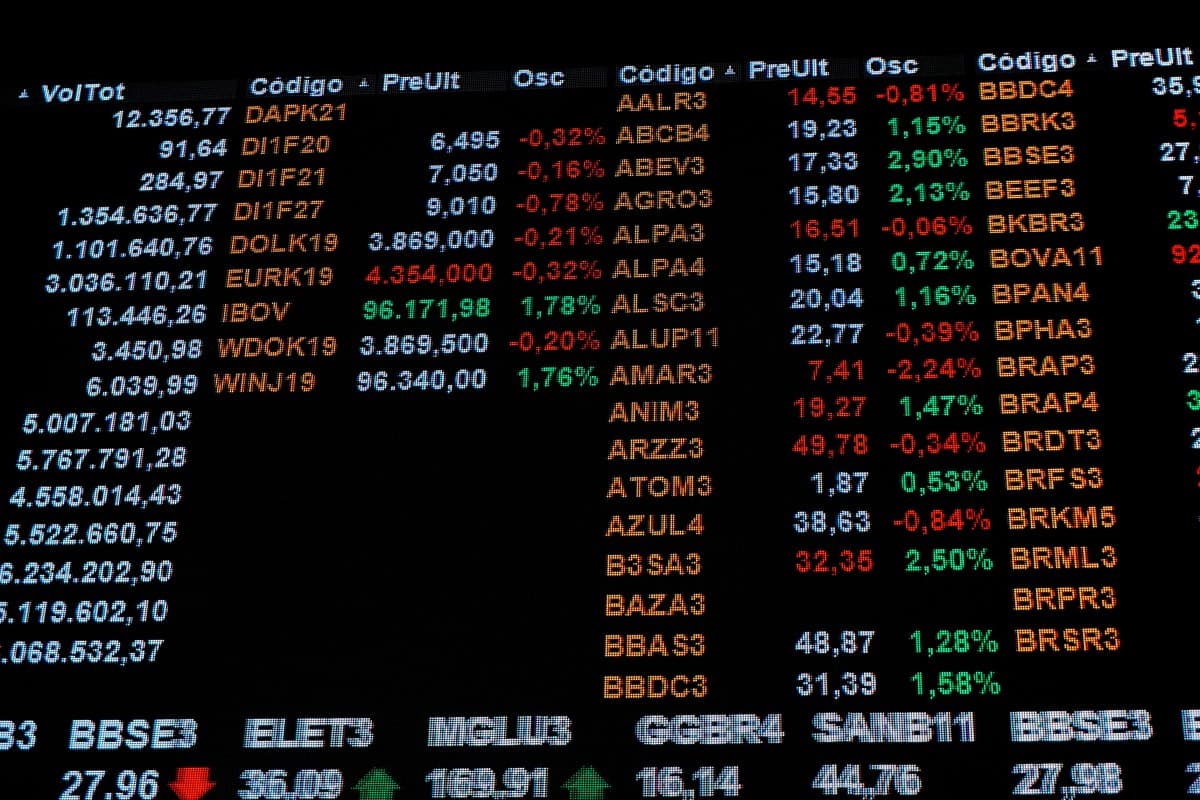 Ibovespa registra leve queda em dia sem novidades econômicas