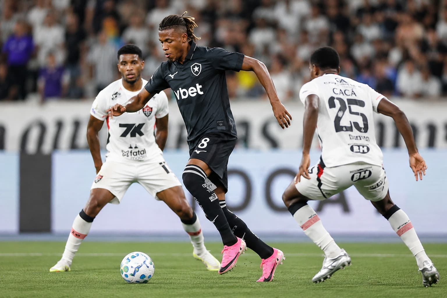 Botafogo fecha janela com nove reforços e apresenta Ziyech; contratação de técnico é prioridade antes de enfrentar o Grêmio