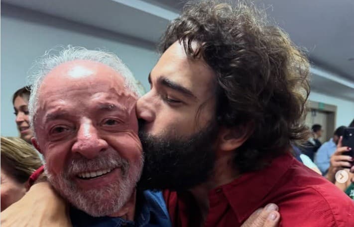 Lula é reeleito e recebe apoio de artistas em São Paulo