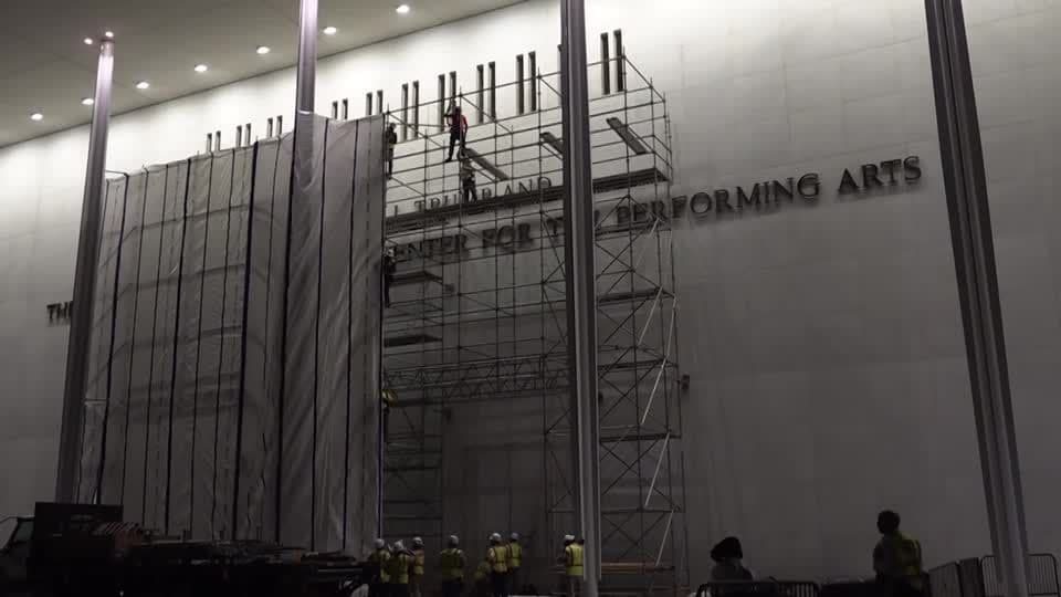 Kennedy Center inicia remoção do nome de Trump após ordem judicial