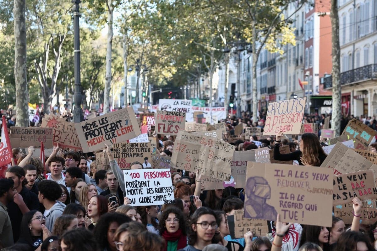 Estudantes francesas protestam por melhores condições na educação