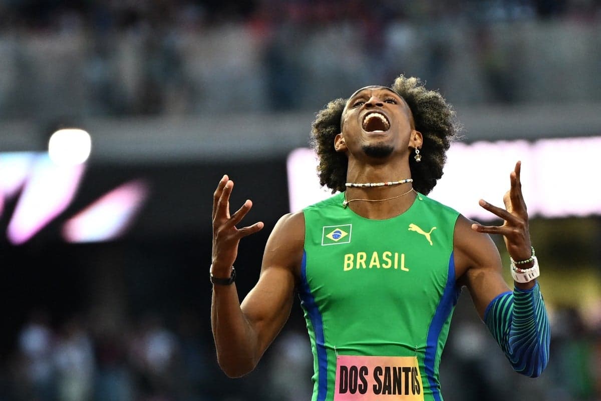 Alison dos Santos vence 400m com barreiras no Mundial e faz história