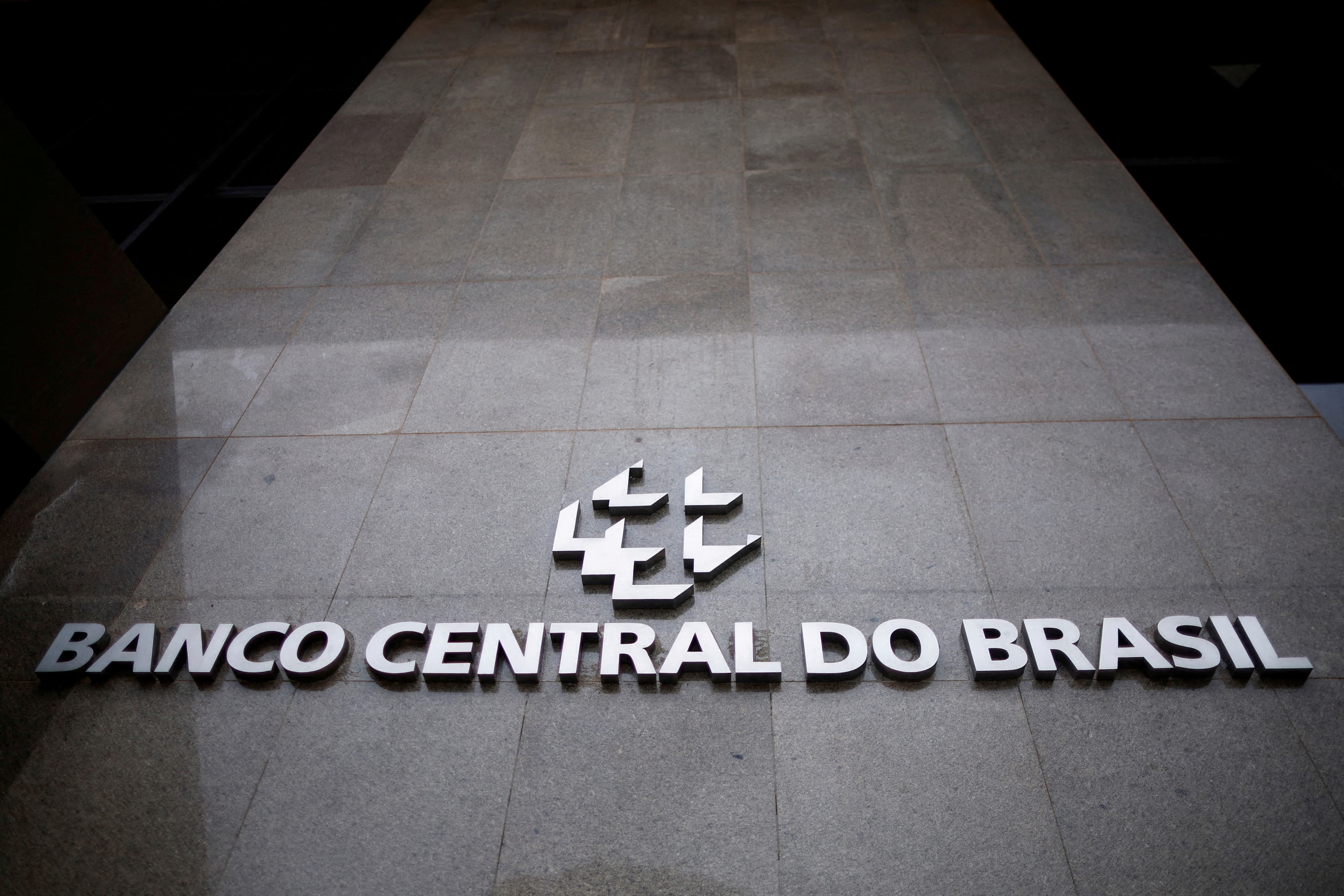 FMI prevê inflação elevada e crise econômica persistente