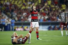 A Fase Difícil de Pedro no Flamengo em Contraste com Seus Companheiros