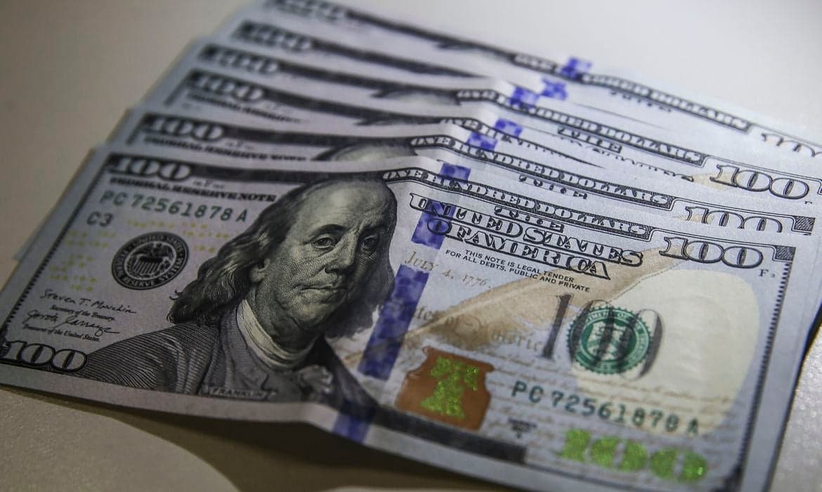 Dólar inicia terça em queda após alta histórica e Ibovespa registra grande desvalorização