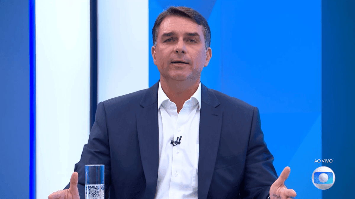 Flávio Bolsonaro defende direito de defesa e penas severas para crimes