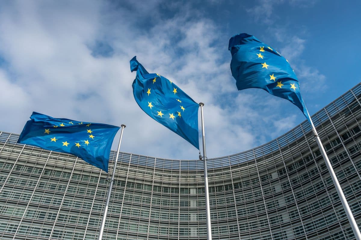 Superávit comercial da zona do euro cai para 3,5 bilhões de euros