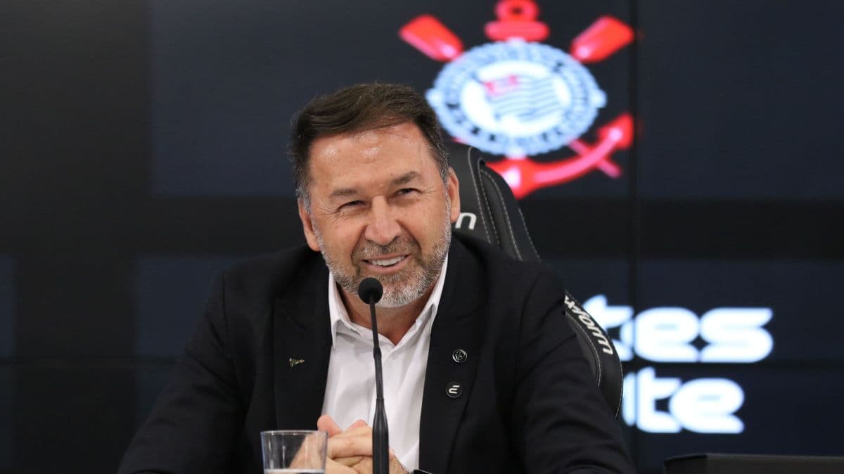 Augusto Melo é expulso do Corinthians após invasão ao clube