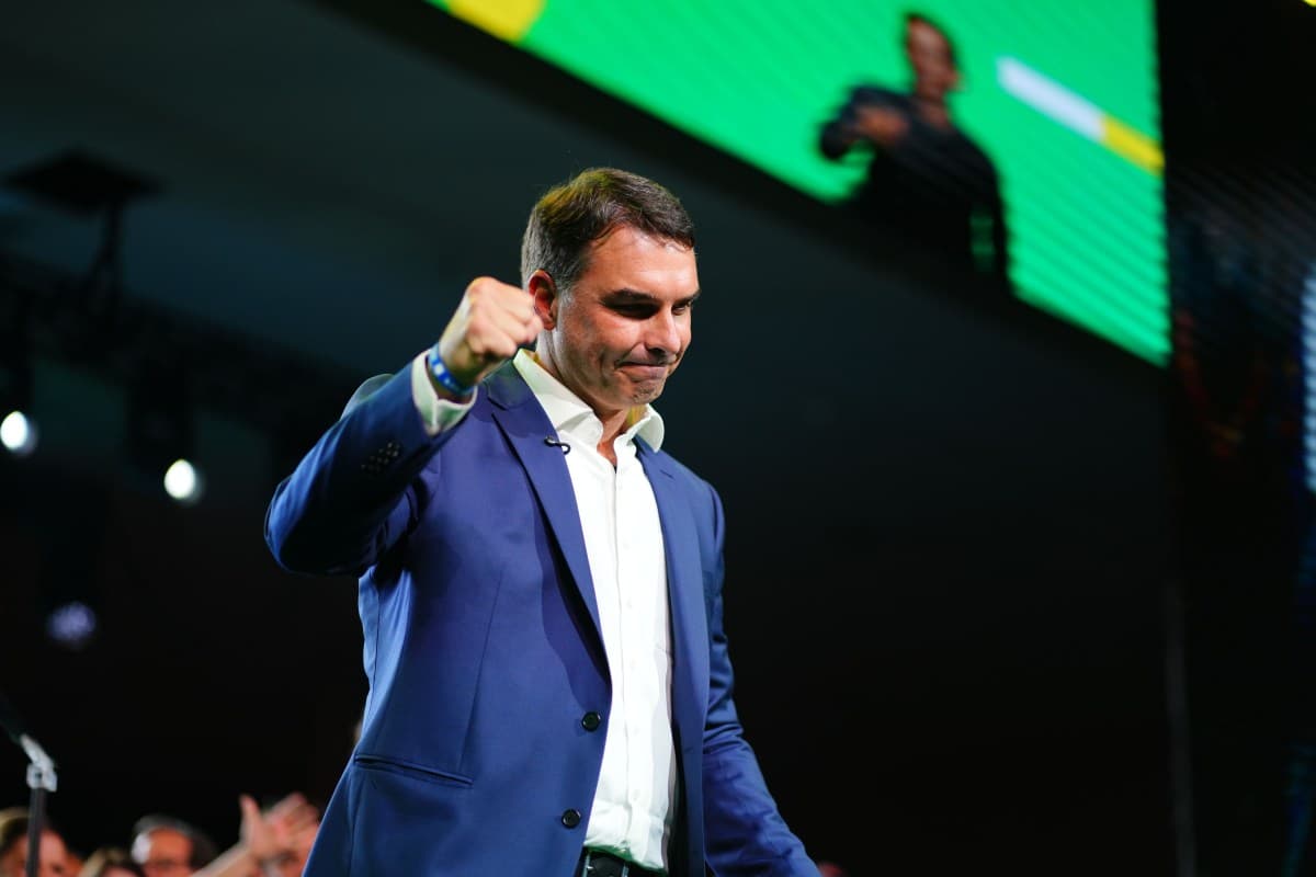 Flávio Bolsonaro promete revogar imposto sobre exportação de petróleo