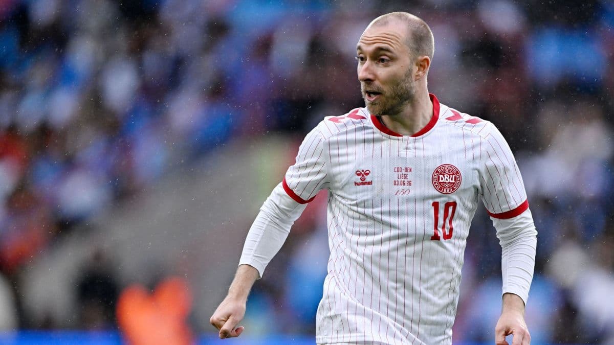 Christian Eriksen passa mal em amistoso e partida é interrompida