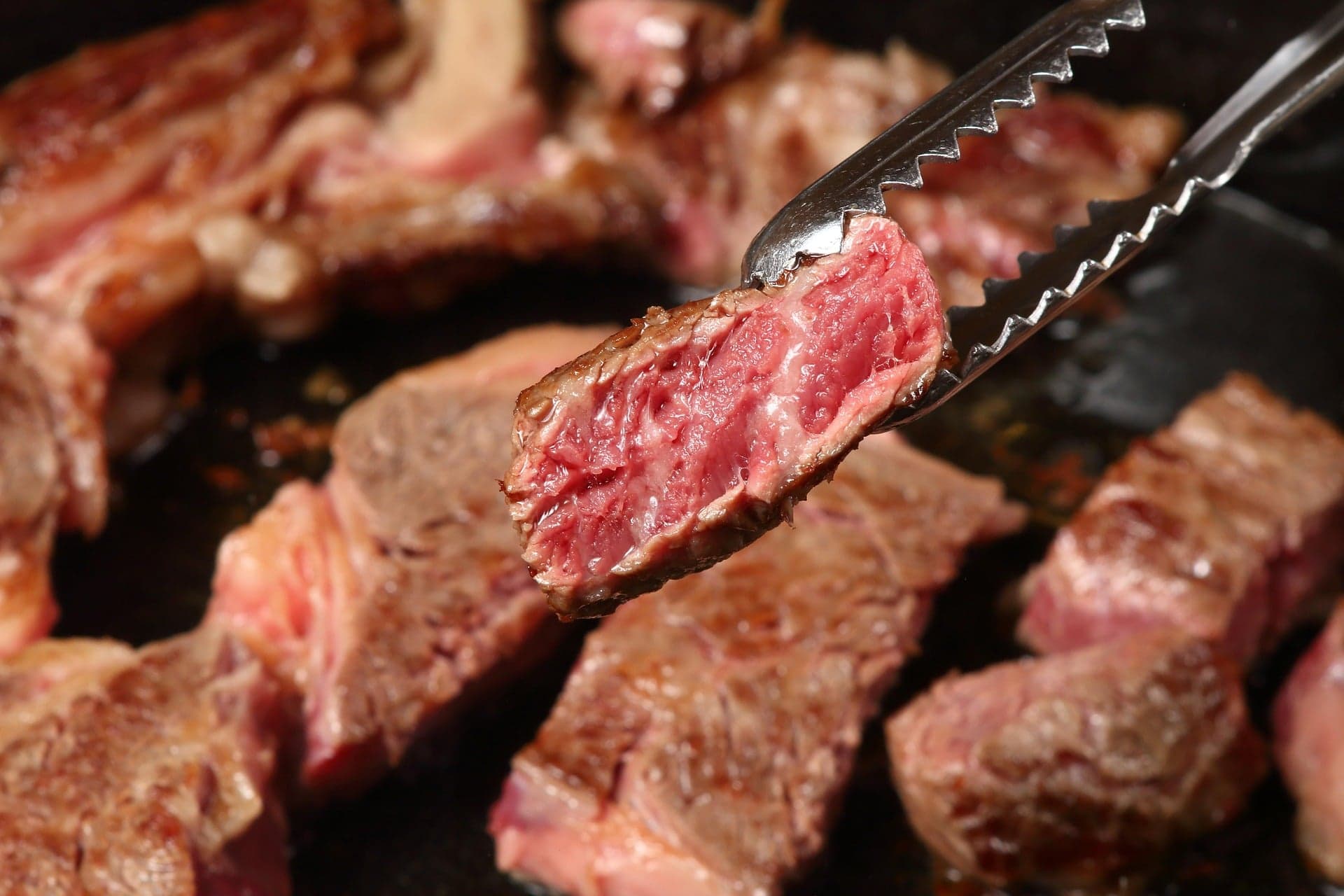 Segurança da carne mal passada depende de preparo, afirma especialista