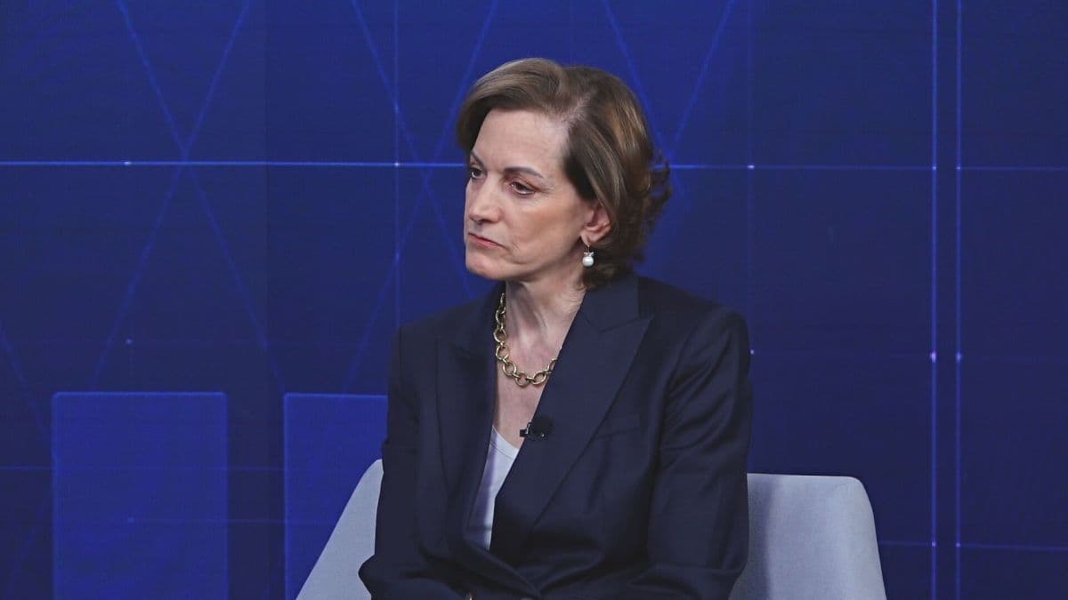 Trump age por impulsos e desafia aliados, diz Anne Applebaum