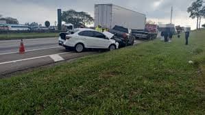 Engavetamento em São José dos Campos interdita marginal da Dutra