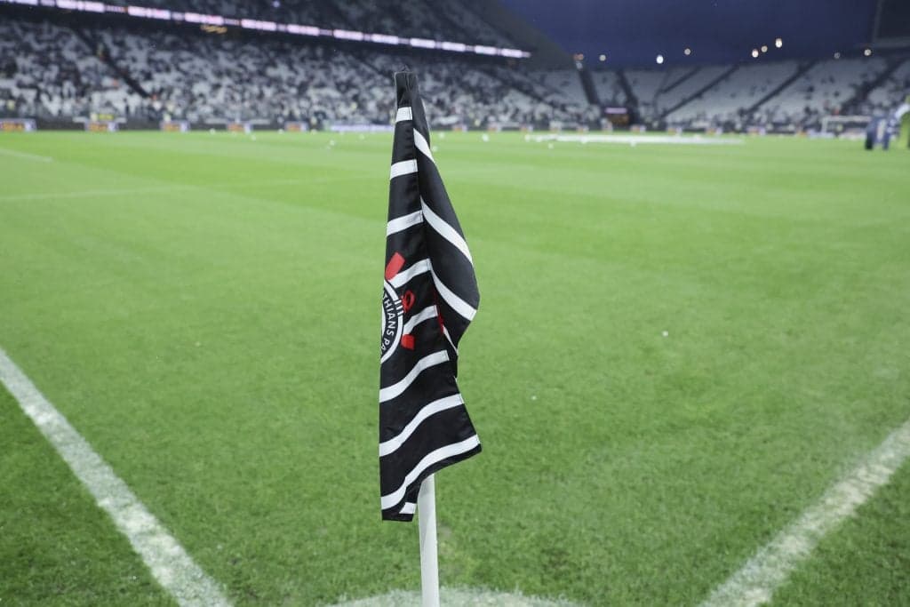 Torcedores protestam no CT do Corinthians e ameaçam repórter com arma