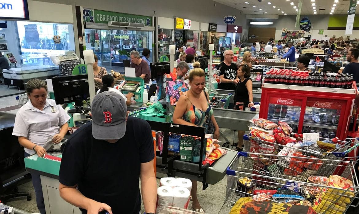 Renda cresce, mas endividamento preocupa e limita consumo