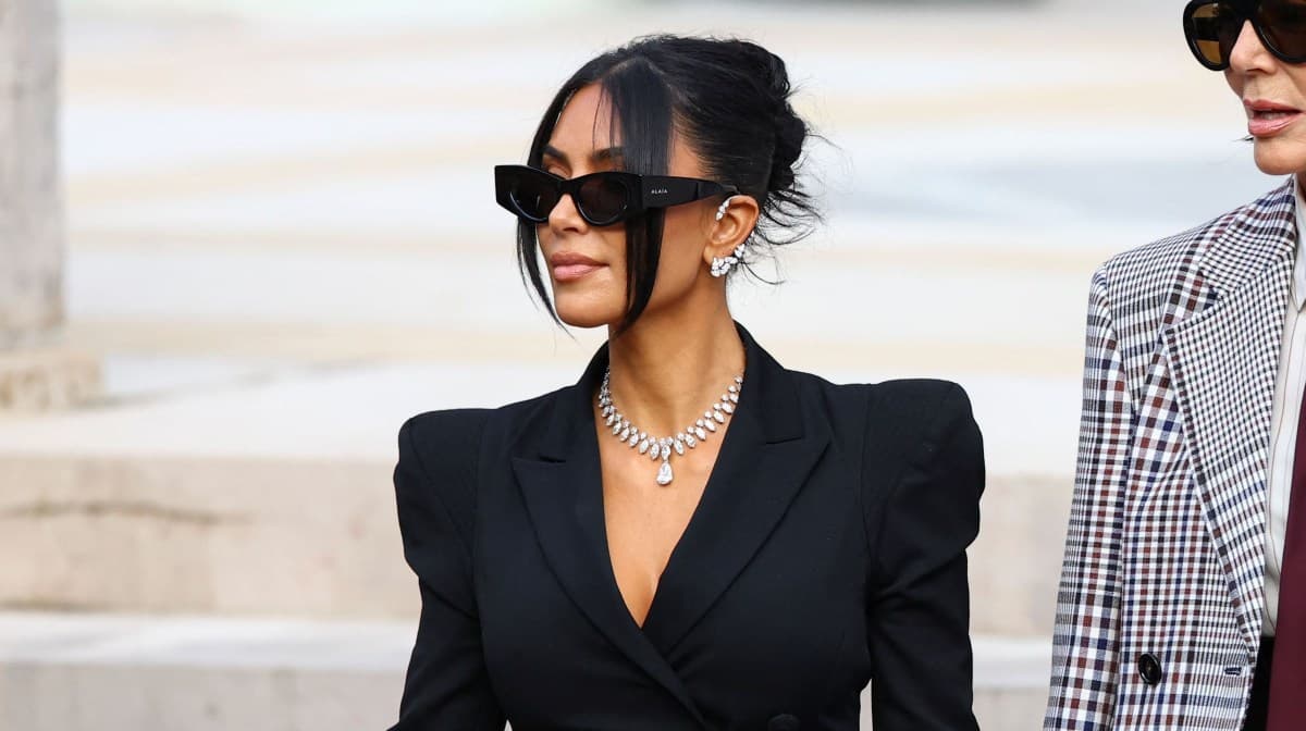 Kim Kardashian brilha no GP de Singapura e prestigia Lewis Hamilton