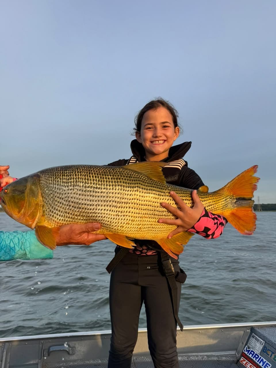 Heloísa, 7 anos, bate recorde de pesca de dourado no Paraná