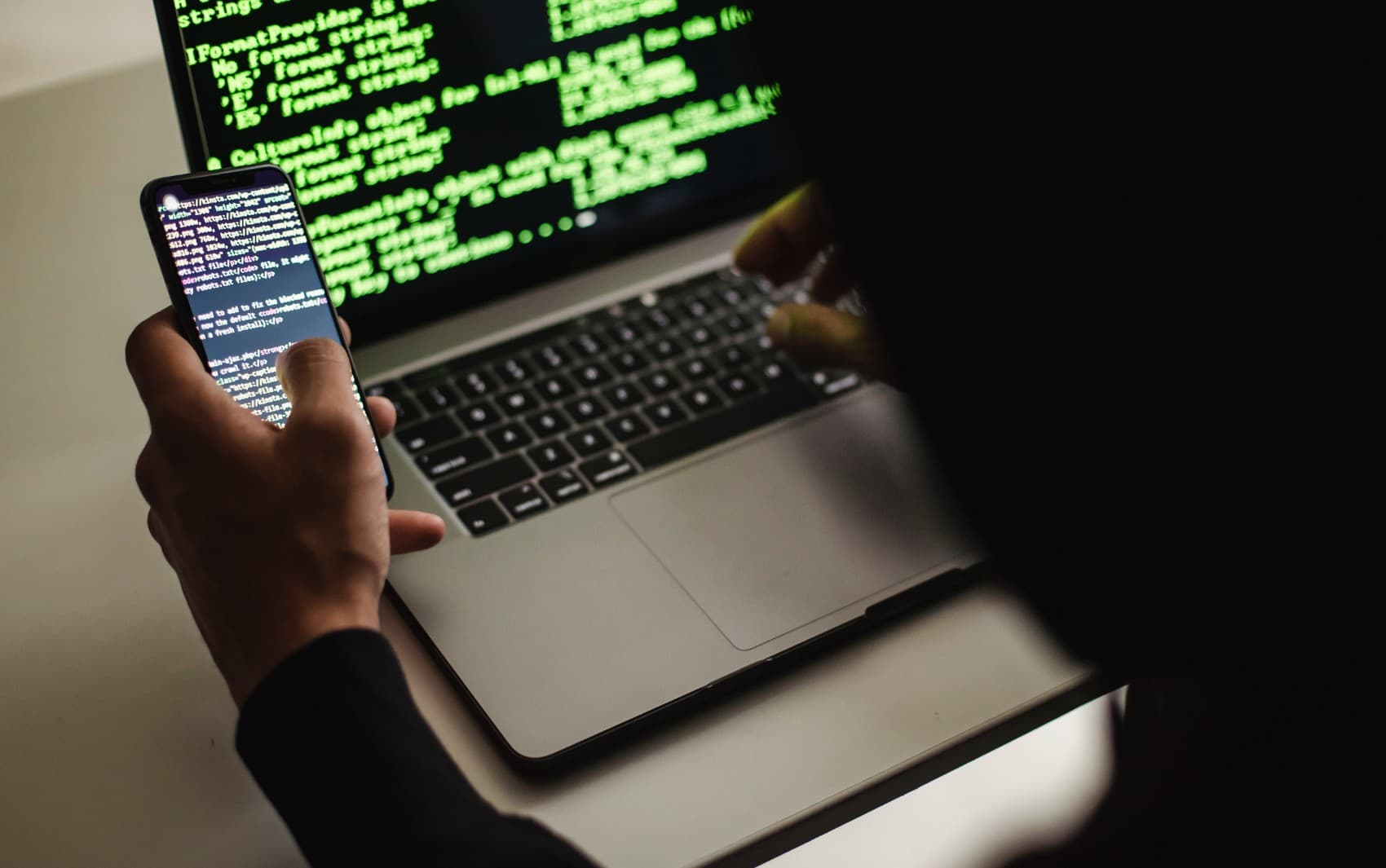 Tecnologia impacta crescimento salarial de profissões em 2026