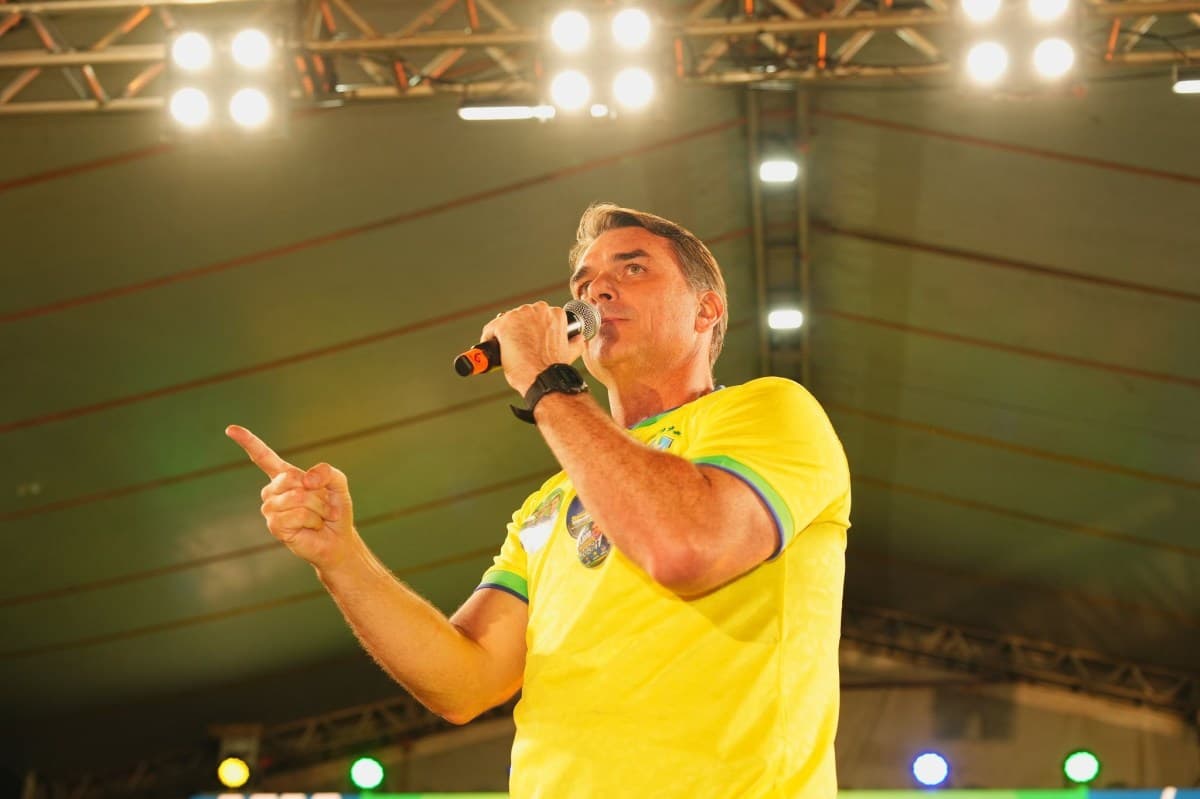 Flávio Bolsonaro realiza gravações de campanha em São Paulo e Goiânia