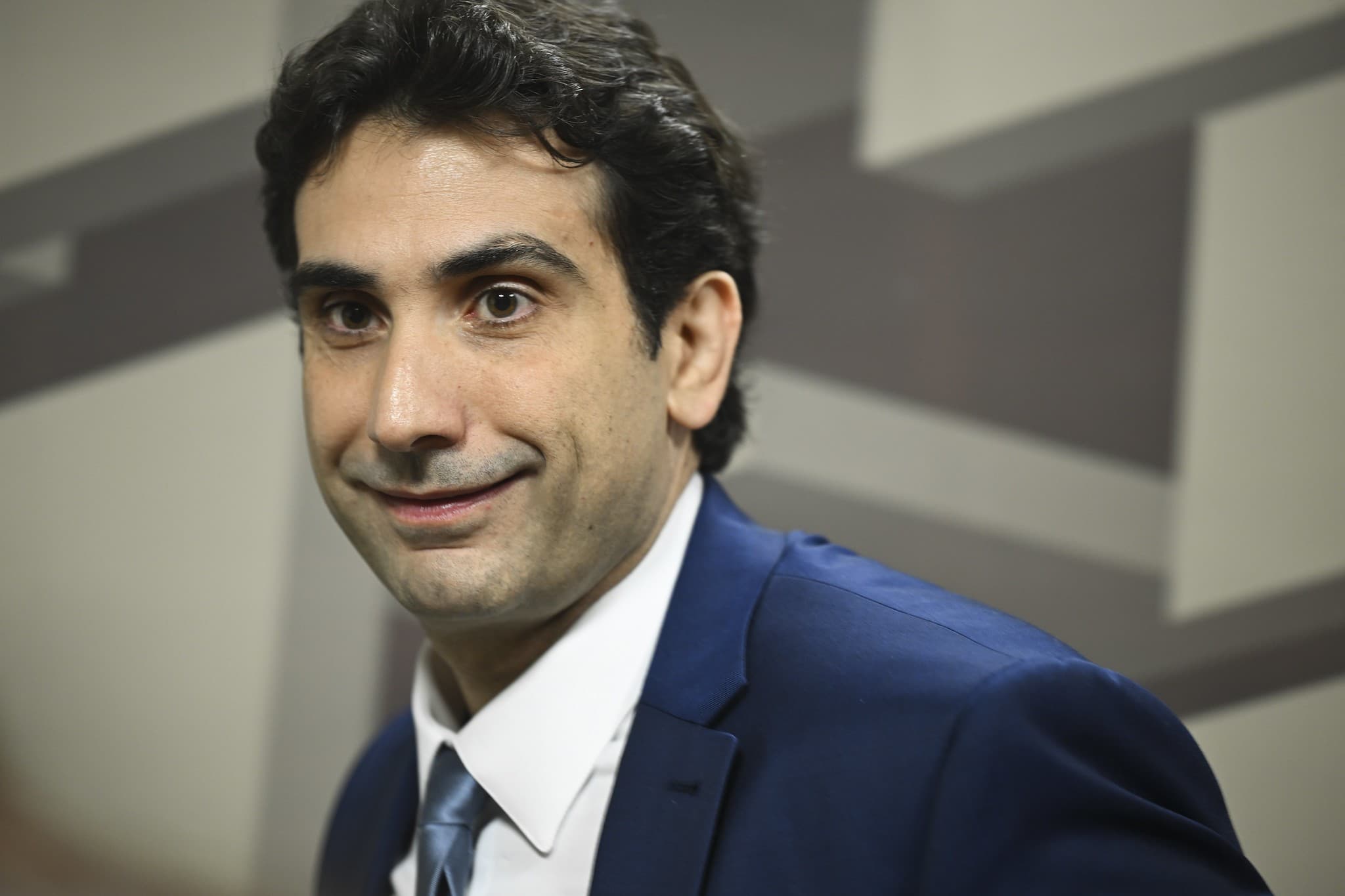 Gabriel Galípolo critica juros altos do cartão de crédito no Brasil