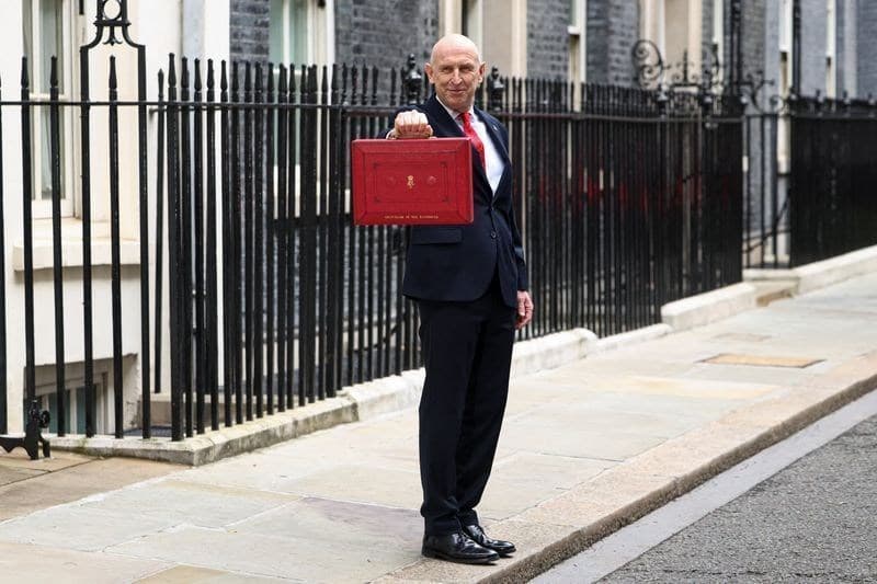 Governo britânico anuncia apoio financeiro a famílias de baixa renda