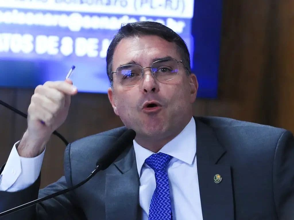 Flávio Bolsonaro critica políticos e se define como moderado