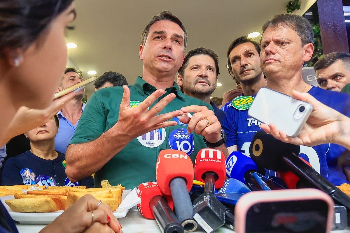 Flávio Bolsonaro intensifica articulação para atrair apoio da direita