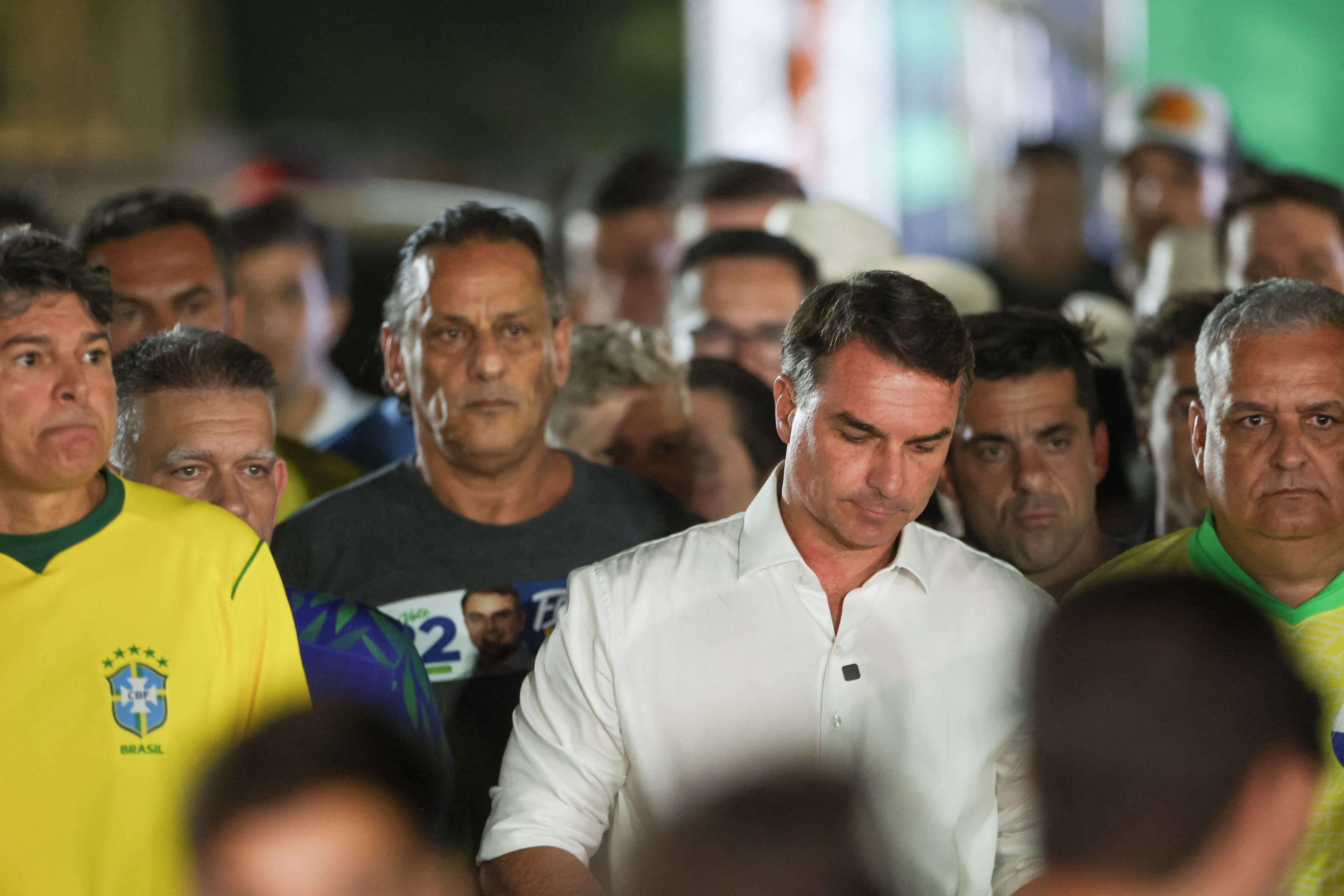 Lula é reeleito com 51,79% e Flávio Bolsonaro registra queda de votos