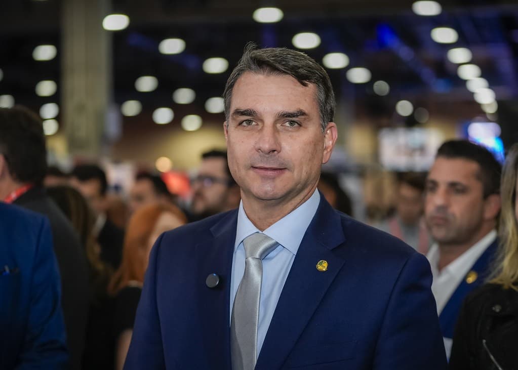 Flávio Bolsonaro confirma encontro com banqueiro após prisão