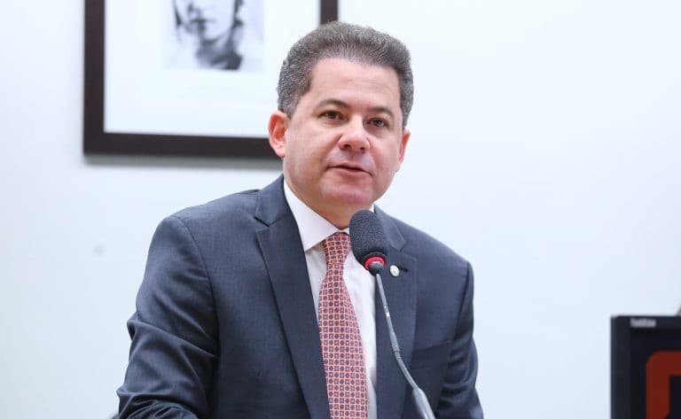Deputado Cezinha de Madureira é alvo de operação da PF por tráfico de influência