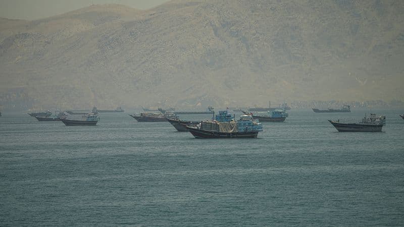 Tráfego no Estreito de Ormuz despenca para nove navios diários