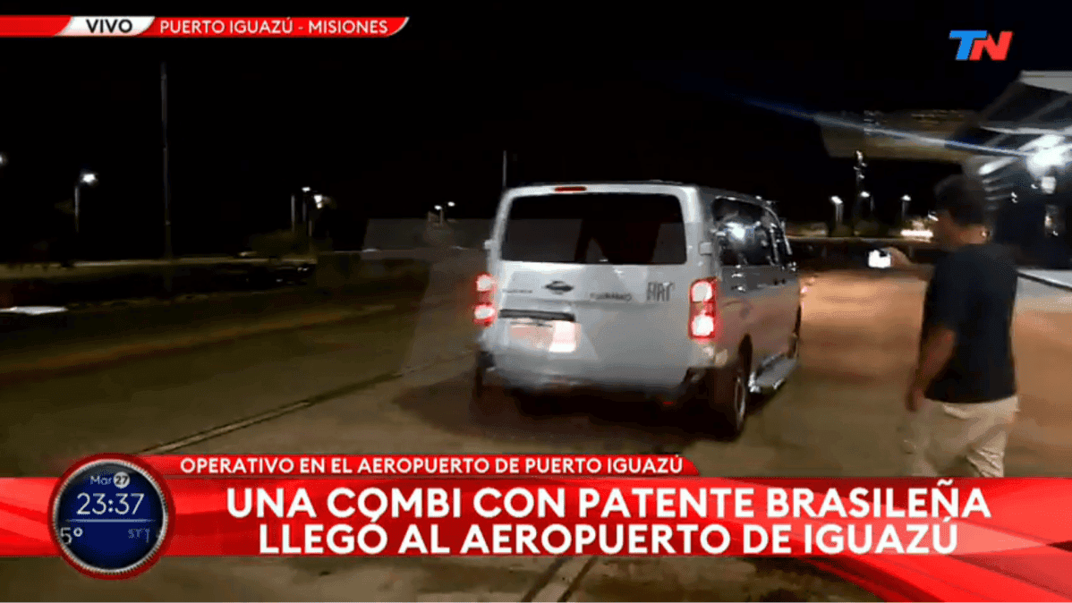 Van com placa brasileira é vista no aeroporto de Puerto Iguazú