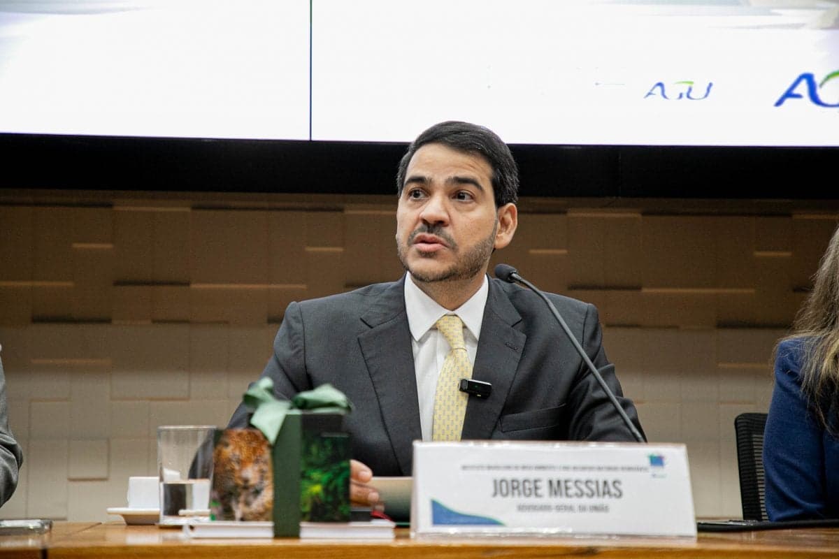 Advogado-geral da União critica decisão de ministro do STF sobre PF