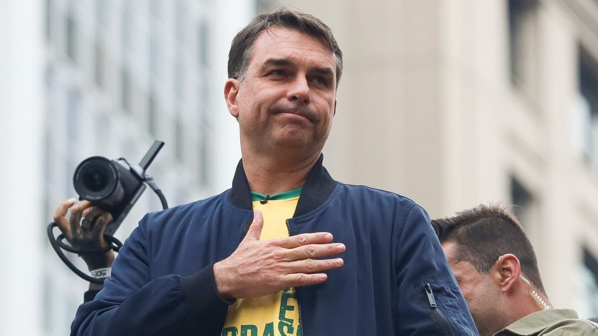 Flávio Bolsonaro pode anunciar ministros antes do primeiro turno