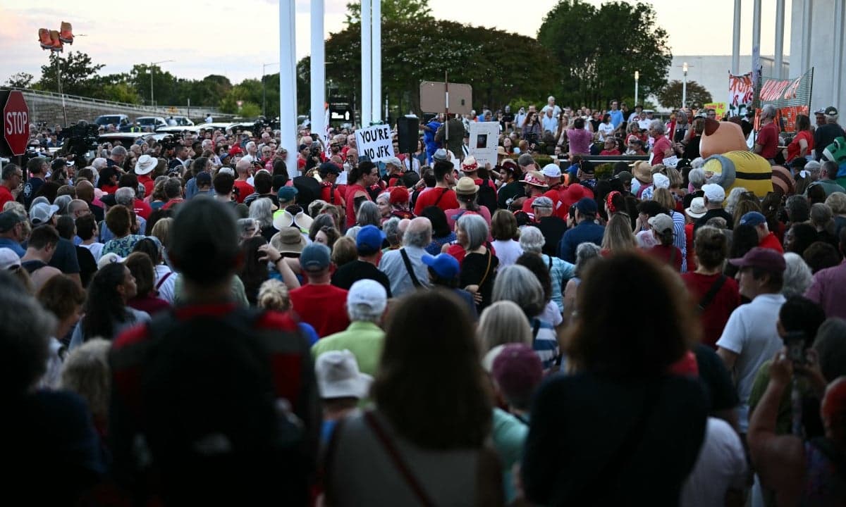 Manifestantes formam corrente humana ao redor do Kennedy Center em protesto