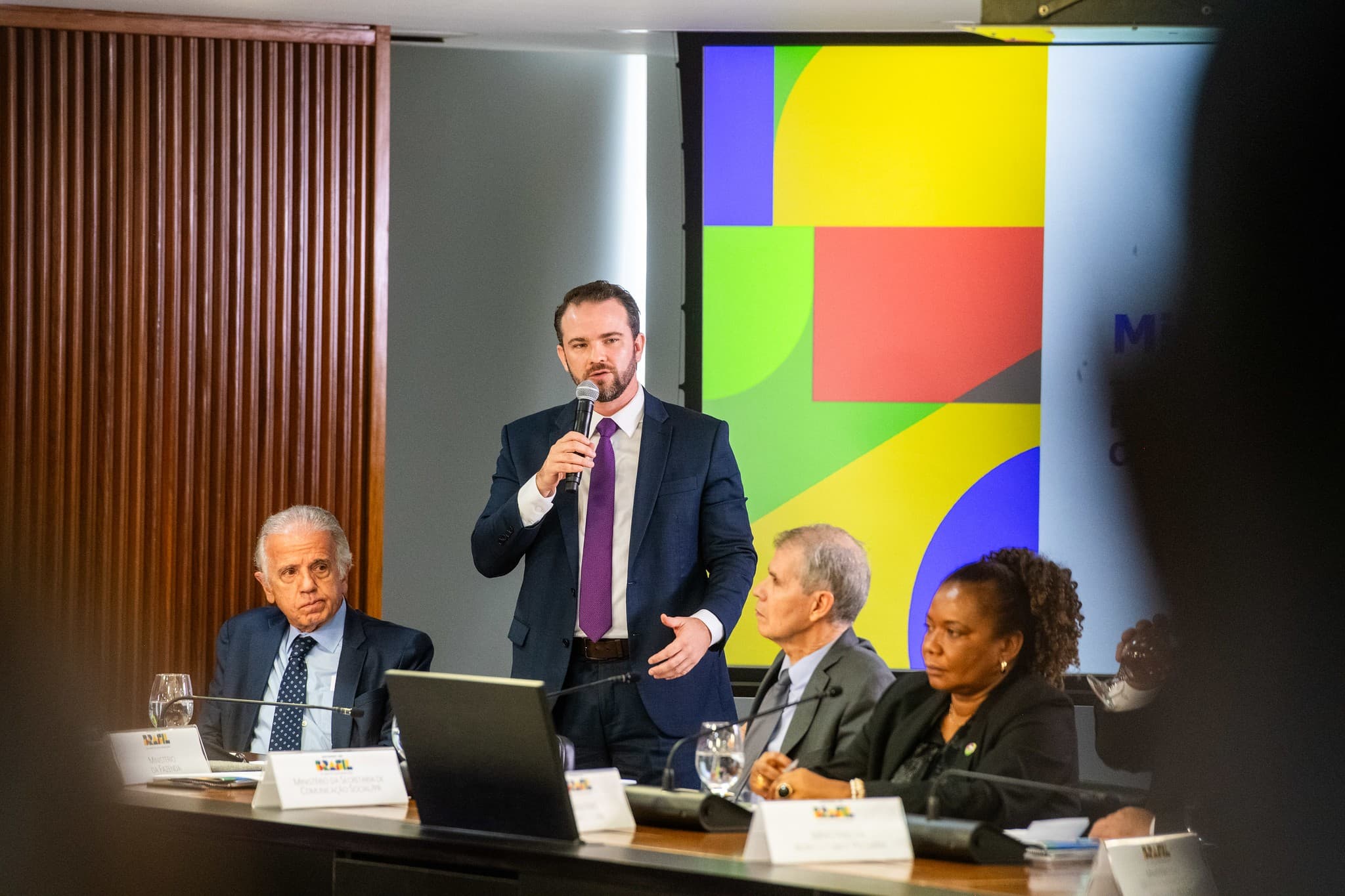 Ministro da Defesa gera polêmica em reunião com Lula ao comparar atuações com o Ministério das Mulheres