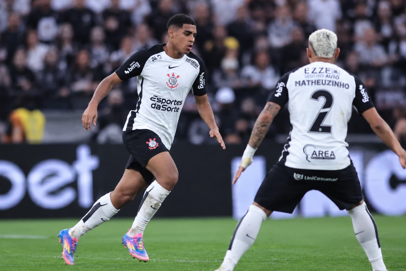 Corinthians é eliminado da Libertadores após derrota para o Estudiantes; Memphis perde pênalti decisivo
