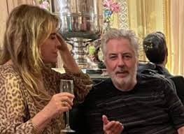Roberto de Carvalho compartilha clique ao lado de ex-namorada e geram rumores sobre Rita Lee