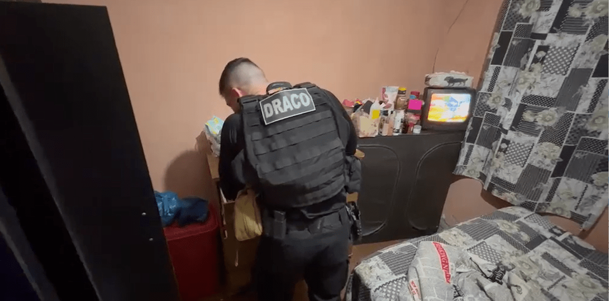 Policial penal é alvo de operação contra tráfico em prisões no RJ