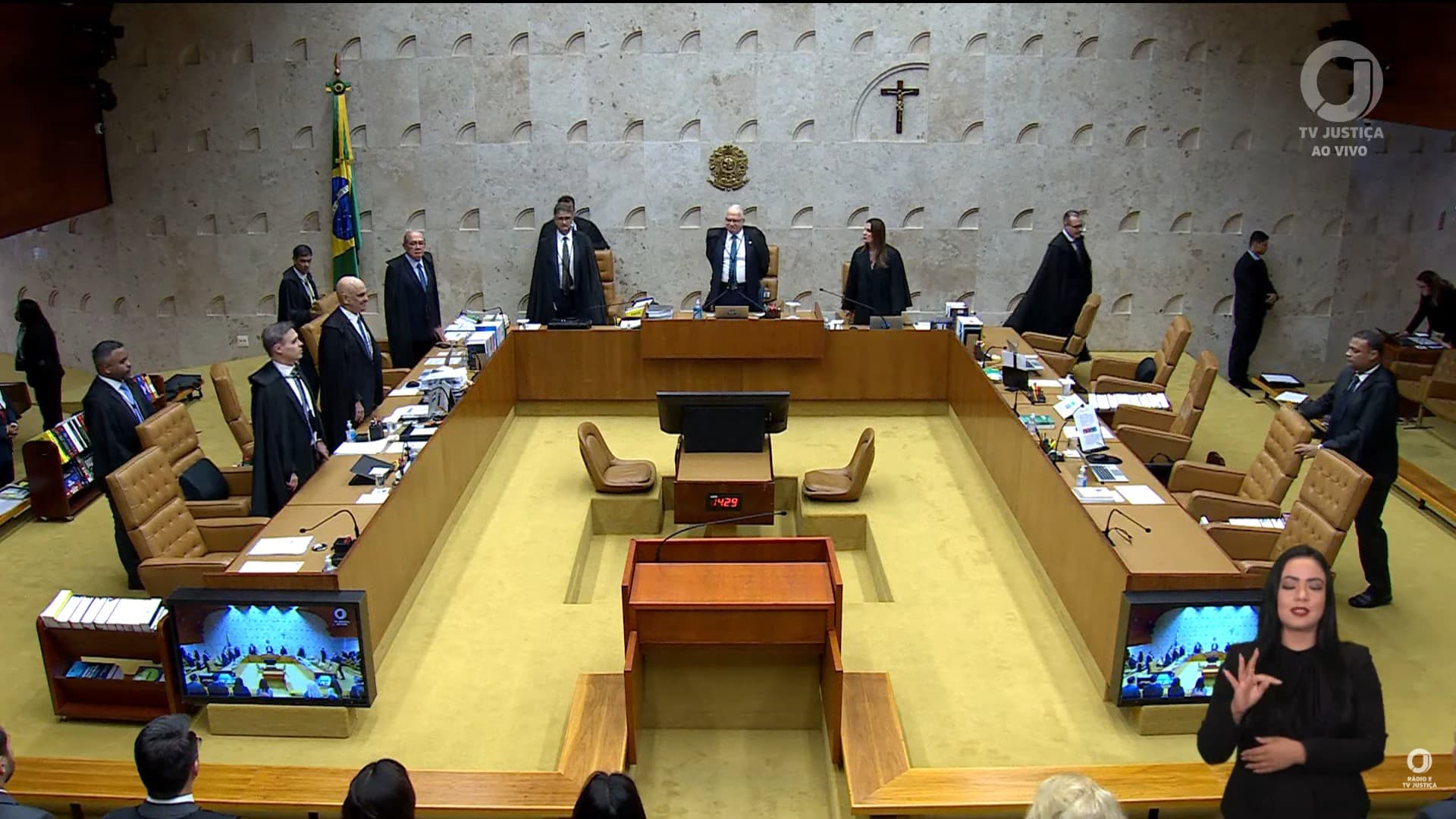 Decisão sobre afastamento de diretor da PF gera críticas e debate jurídico