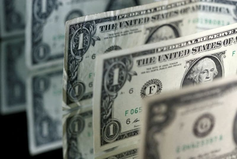 Dólar tem leve queda após alta na segunda-feira; investidores aguardam leilão do BC