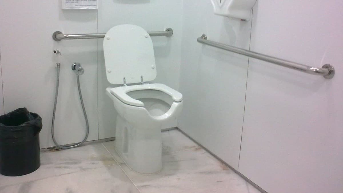 Abertura frontal em vaso sanitário pode ser insegura para usuários