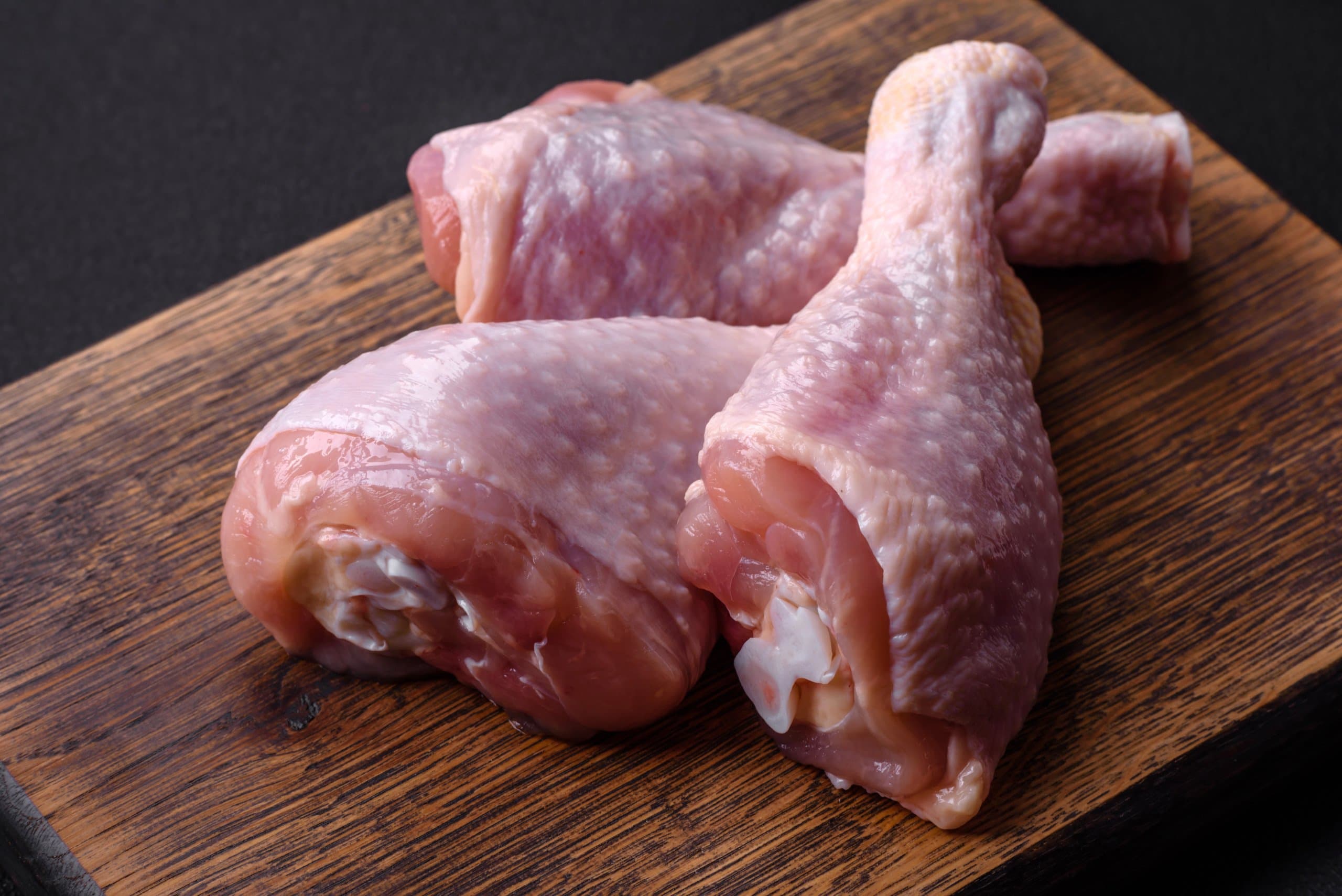 Carne de frango se destaca como opção competitiva entre as proteínas animais