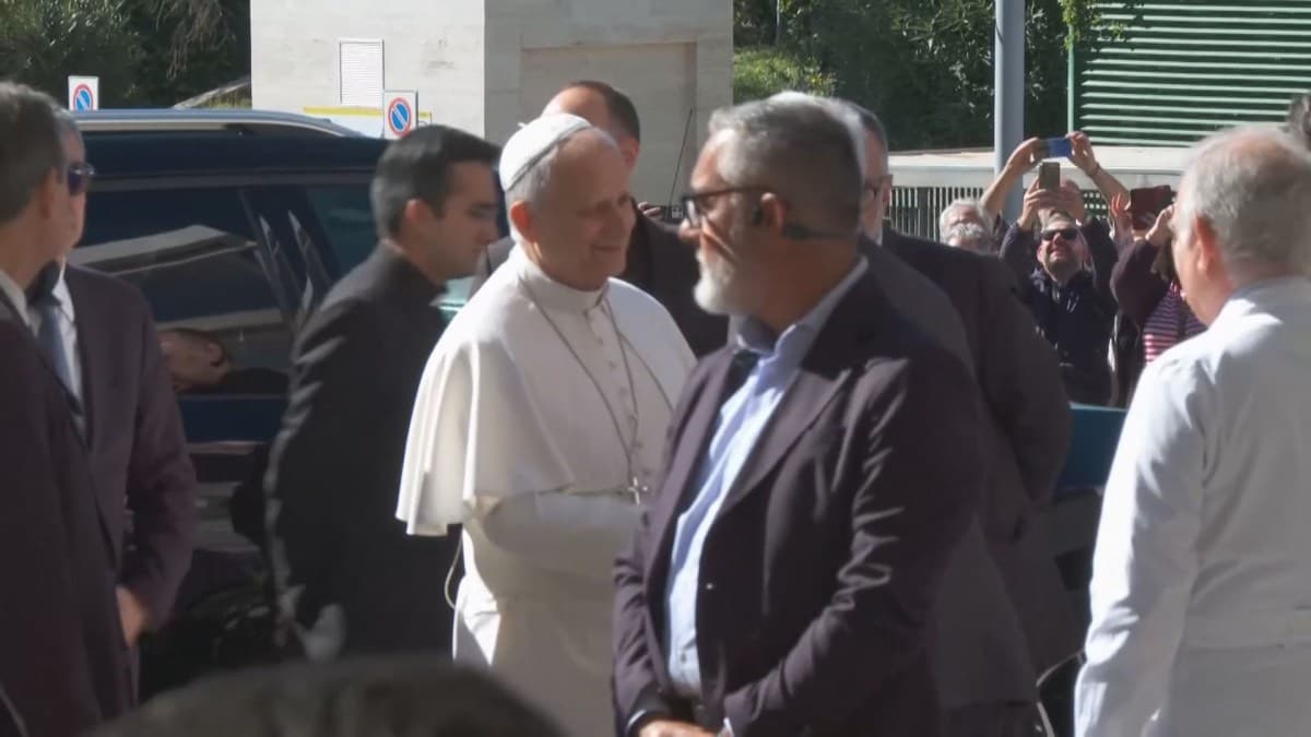 Papa Leão XIV chega ao Hospital Gemelli para cirurgia pulmonar