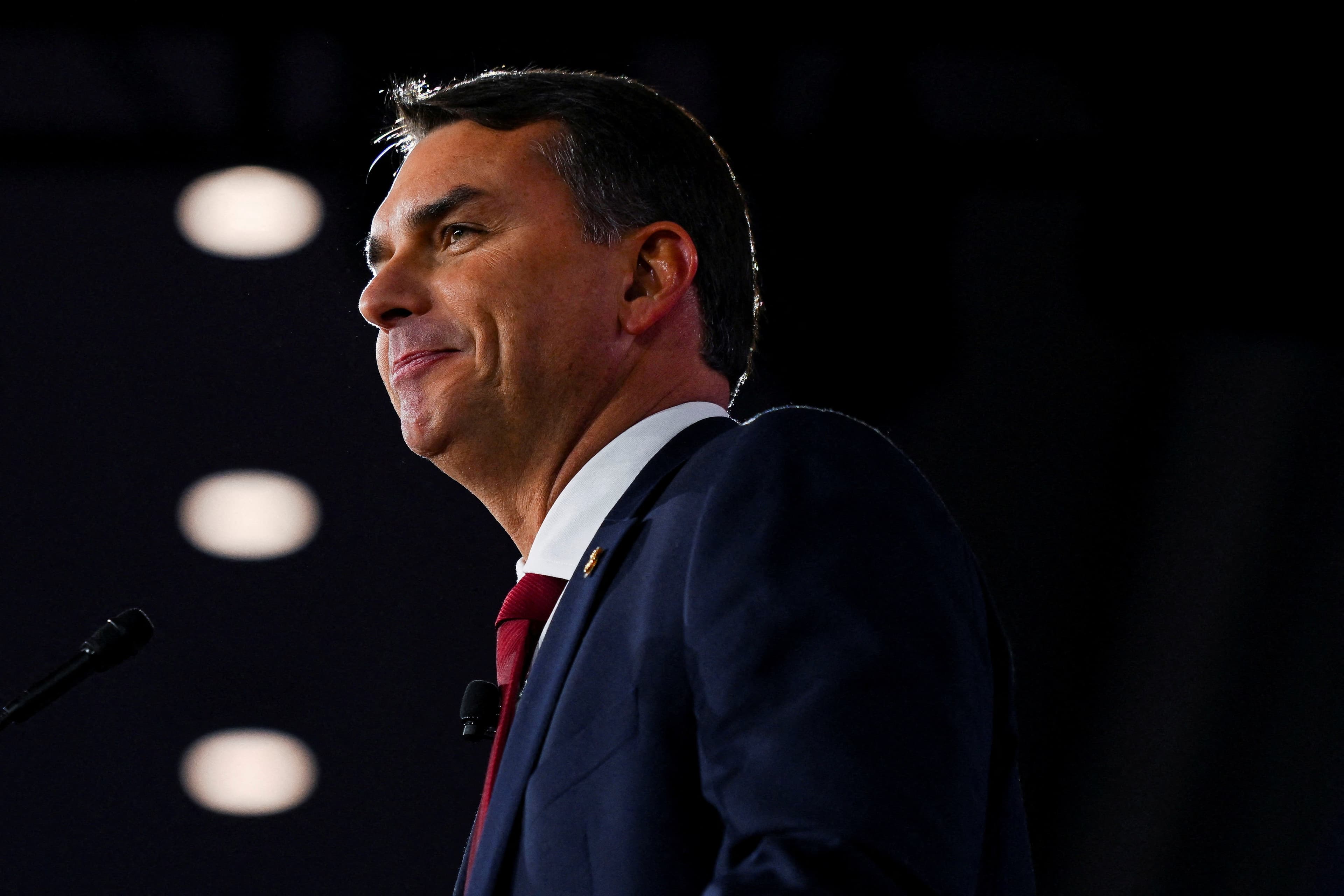 Flávio Bolsonaro tenta esclarecer dúvidas sobre sua formação acadêmica