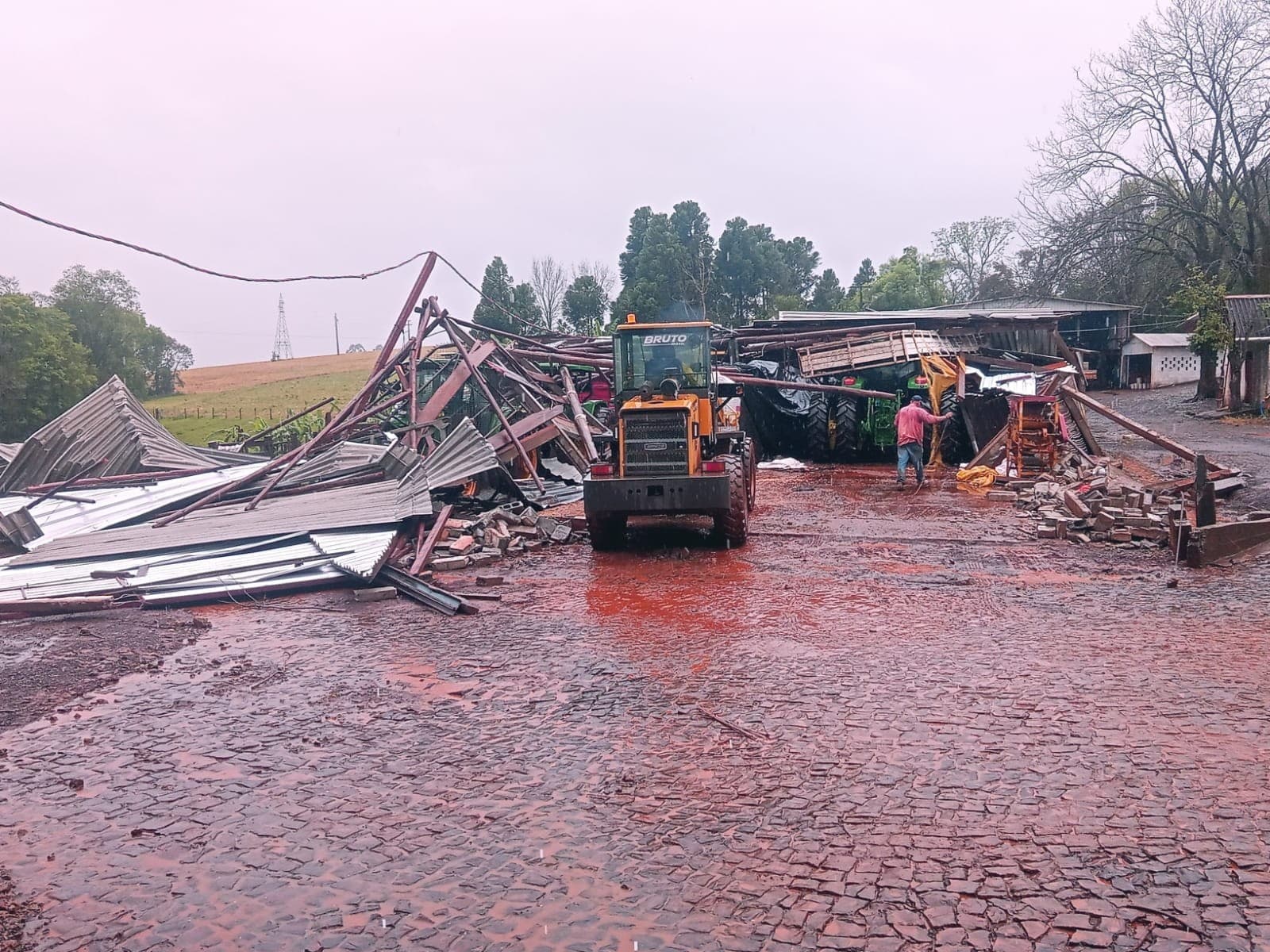 Tornados no Paraná causam danos em lavouras e estruturas rurais