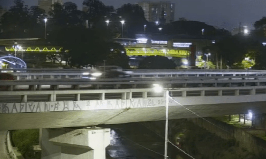 Carro cai em rio em SP após colisão; buscas por vítimas em andamento
